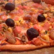 Pizza med tomat og skinke