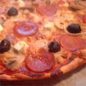 Pizza med Peporoni, Feta og Oliven