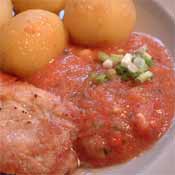 Skinkeschnitzler med tomat-agurkesalsa